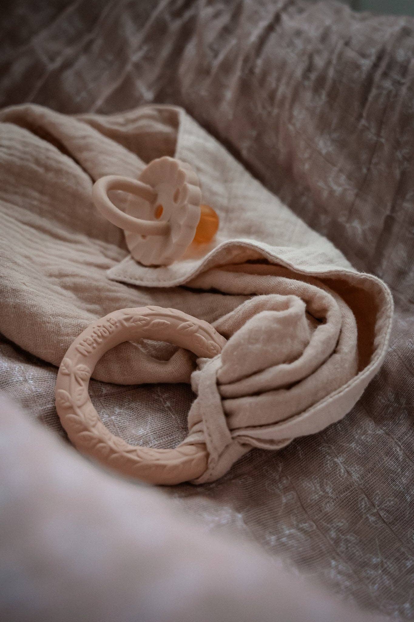 Comforter with teether, creme